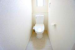 温水洗浄機付トイレです。節水機能もあるので、安心して使えますね。もちろん、1階2階の2ヶ所にトイレがあるので、忙しい朝にもゆとりができますね。