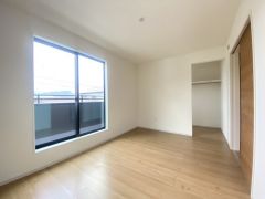 住む人のこだわりを活かす洋室＾＾日当たりがよく、寝室としての利用もおすすめ。広めのクローゼットもあり荷物もすっきり片付けれ、ゆとりのある暮らしが出来ます＾＾