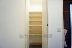 シューズインクローゼットも完備されており、玄関収納も問題ありません。棚の上にお花など飾ってインテリアも楽しめますね。