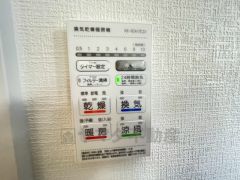 雨の日の洗濯も安心できる浴室暖房乾燥機付き浴室。リモコンで操作もボタン1つで簡単。 浴室暖房乾燥機には、暖房、乾燥、涼風、換気の4つの機能が付いています。タイマー付きです。