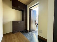 たっぷり収納できるシューズボックスです。家族全員の靴がきれいに整頓できます。棚の上にお花や写真を飾っても良いですね。