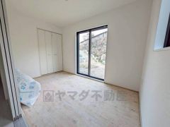 リビングからの続き間として和室をご用意しました。普段はリビングとつなげて開放的なスペースとして。来客時には客間としてお使いいただけます。