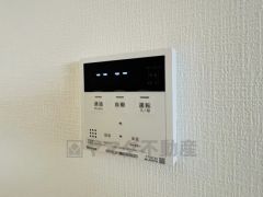 キッチン横からお湯張り、追い炊き、足し湯がボタン一つで楽々操作できる給湯機リモコンです。忙しい夕飯準備の時間帯に重宝しますね。