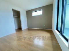 デザインクロスが2階洋室の雰囲気を上品に仕上げています。いつもと違う雰囲気のお部屋をお楽しみください。WIC付き＾＾