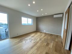 夏は強い日差しをカット、冬は暖かな遮熱高断熱型Low-Eガラスを採用。夏の強い日差しを約60%カットし、冷房効果を高めます。紫外線もカットするため紫外線による日焼けも抑制。