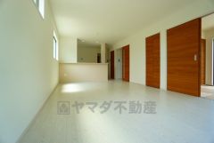 対面式キッチンを中心としたリビングダイニングで家族の会話が弾みそうです。