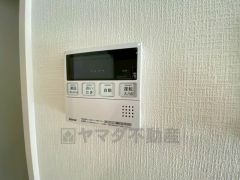 キッチン横からお湯張り、追い炊き、足し湯がボタン一つで楽々操作できる給湯機リモコンです＾＾忙しい夕飯の準備の時間帯に重宝しますね。