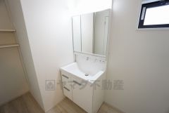 同仕様写真。三面鏡つき洗面台。収納も一体型になっているので、ドライヤーやヘアアイロンの置き場に困りませんね。