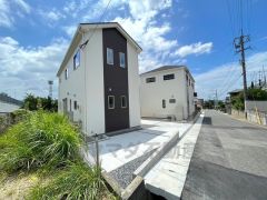 前面道路は5ｍと広く、駐車もスムーズに出来ますよ＾＾