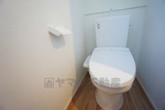 温水洗浄機付トイレです。節水機能もあるので、安心して使えますね。もちろん、1階2階の2ヶ所にトイレがあるので、忙しい朝にもゆとりができますね。