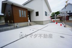 カースペース並列2台＾＾ ご夫婦でお車を1台ずつ所有出来ます＾＾ イオンモール筑紫野まで車で約12分（3.7ｋｍ）