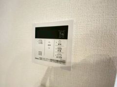 キッチン横からお湯張り、追い炊き、足し湯がボタン一つで楽々操作できる給湯機リモコンです＾＾忙しい夕飯の準備の時間帯に重宝しますね。