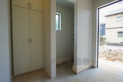 たっぷり収納できるシューズボックスです。家族全員の靴がきれいに整頓できます。