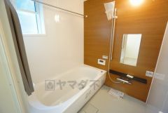 1日の疲れを癒すくつろぎのバスルーム。足を伸ばしてもゆったりと入れるサイズです。お子様と一緒にお風呂に入っても狭くないですね^^