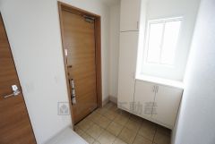 同仕様写真。たっぷり収納できるシューズボックスです。家族全員の靴がきれいに整頓できます。棚の上にお花や写真を飾っても良いですね。