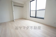 住む人のこだわりを活かす洋室＾＾日当たりがよく、寝室としての利用もおすすめ。広めのクローゼットもあり荷物もすっきり片付けれ、ゆとりのある暮らしが出来ます＾＾