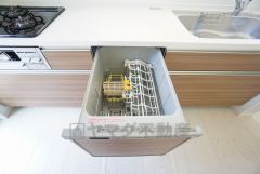 家事の時間が短縮できる食器洗浄乾燥機付。後片付けもラクラクです。 食器を洗う手間が減るので家族とのコミュニケーションの時間や自分の時間が増えますね。