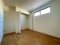 明るい洋室です。ナチュラル色のフローリングで開放的な優しい雰囲気になっています＾＾ベッドや机、ＴＶを置いてもゆとりのある広さです。