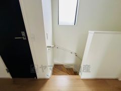 ご年配の方でも安心できる、手すり付き階段です＾＾段差も低めで設定されてますので安全性にも優れてますね＾＾