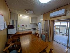 車庫から室内への動線が短く、雨に濡れずに荷物を運び込める便利な設計です。 ゆとりのある車庫スペースは、趣味を楽しんだり集まったりできる「憩いの場」としても幅広くご利用いただけます。