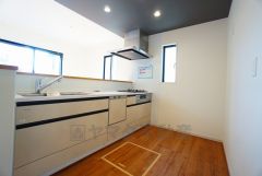 対面式カウンターキッチンでお子様の様子が見守れます。カウンタートップは耐熱性に優れており、日ごろのお掃除もふき取るだけでＯＫ。ステンレスシンクも簡単にお掃除できますよ。