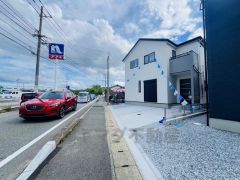 前面道路は約9ｍと駐車がスムーズにできる広さです＾＾ カースペースは停めやすい並列駐車2台付き。（軽自動車含む）