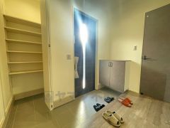 たっぷり収納できるシューズボックスです。家族全員の靴がきれいに整頓できます。棚の上にお花や写真を飾っても良いですね。