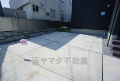 駐車スペースはゆとりある2台分を確保。マイカー用に、お客さま用に、余裕を持ってご利用いただけます。