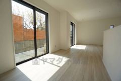 大きな窓のあるリビングは、陽光あふれる明るい空間です。居心地良く、ご家族皆がゆったり寛げる憩いの空間となりそうです。