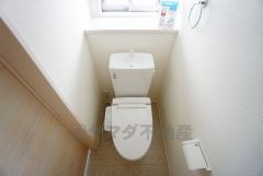 同仕様写真。温水洗浄機付トイレです。節水機能もあるので、安心して使えますね。もちろん、1階2階の2ヶ所にトイレがあるので、忙しい朝にもゆとりができますね。