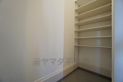 同仕様写真。シューズインクローゼットも完備されており、玄関収納も問題ありません。棚の上にお花など飾ってインテリアも楽しめますね。