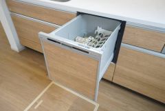 家事の時間が短縮できる食器洗浄乾燥機付。後片付けもラクラクです。 食器を洗う手間が減るので家族とのコミュニケーションの時間や自分の時間が増えますね。