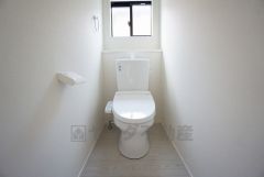 温水洗浄機付トイレです。節水機能もあるので、安心して使えますね。もちろん、1階2階の2ヶ所にトイレがあるので、忙しい朝にもゆとりができますね。