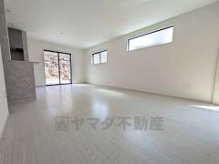 大きな窓のあるリビングは、陽光あふれる明るい空間です。居心地良く、ご家族皆がゆったり寛げる憩いの空間となりそうです。