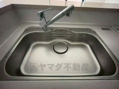 広々とした凸型シンクに洗剤ポケットを標準装備。大きなお鍋など洗いやすいです。洗剤や石鹸、スポンジもすっきりできる収納付き。