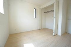 木目調のシンプルデザインで落ち着きと安らぎの空間に仕上げています。各部屋に収納が完備されているので、お荷物が多くなっても安心の設計です。