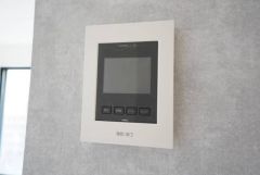 防犯性、セキュリティ対策に安心できるテレビモニター付きインターフォンです。セールスマン対策にもなり安心できます。
