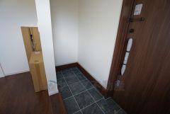 シューズインクローゼットも完備されており、玄関収納も問題ありません。棚の上にお花など飾ってインテリアも楽しめますね。