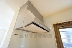 調理により発生する油煙や臭いを吸い込み、屋外へ排気してくれます。