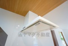 調理により発生する油煙や臭いを吸い込み、屋外へ排気してくれます。