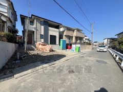 前面道路は約4.2ｍ。 カースペース3台分確保＾＾ 交通量も少なく並列駐車のため車をスムーズに停めることが出来ます＾＾