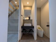 三面鏡つき洗面台。収納も一体型になっているので、ドライヤーやヘアアイロンの置き場に困りませんね。