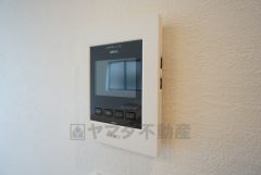防犯性もばっちり、TVモニター付きインターフォン完備。大きなモニターで玄関先を確認できます。録画機能が付いているので不在時の訪問者も確認できて安心です^^