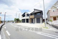 前面道路は8.1ｍ。 お車をスムーズにお停めできます＾＾ カースペースは全棟2台＾＾ 西鉄バス須恵停徒歩2分。