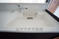 広々とした凸型シンクに洗剤ポケットを標準装備。大きなお鍋など洗いやすいです。洗剤や石鹸、スポンジもすっきりできる収納付き。