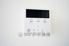 キッチン横からお湯張り、追い炊き、足し湯がボタン一つで楽々操作できる給湯機リモコンです＾＾忙しい夕飯の準備の時間帯に重宝しますね。