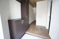 たっぷり収納できるシューズボックスです。家族全員の靴がきれいに整頓できます。棚の上にお花や写真を飾っても良いですね。