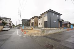 前面道路は西側約4.6ｍ、南側約6.7ｍ。 交通量が少なく小さなお子様がいるご家庭でも安心です＾＾