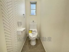 温水洗浄機付トイレです。節水機能もあるので、安心して使えますね。もちろん、1階2階の2ヶ所にトイレがあるので、忙しい朝にもゆとりができますね。