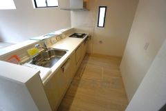 同仕様写真。対面式カウンターキッチンでお子様の様子が見守れます。カウンタートップは耐熱性に優れており、日ごろのお掃除もふき取るだけでＯＫ。ステンレスシンクも簡単にお掃除できますよ。